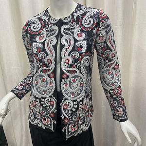 Veste en toile tissée matelassée noire à manches longues avec broderie florale et boutons pour femme, idéale pour l'automne et l'hiver - Product Image 1