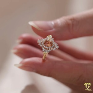 Vente en gros de bagues en diamant de laboratoire bijoux de fiançailles de luxe avec coupe ronde pour femmes disponibles à un prix abordable - Product Image 4