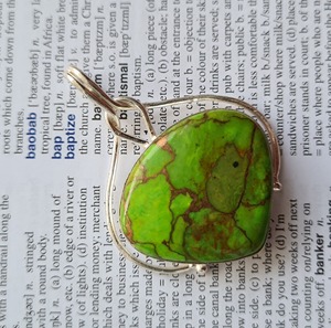 Pendentif artisanal en argent sterling 925, pierre précieuse turquoise verte cuivrée, forme de cœur, serti clos, bijou unique, style bohème - Product Image 1