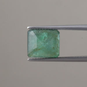 Émeraude naturelle certifiée IGI, vert clair, taille octogonale 5,17 carats (10x9mm), taillée à la main, cirée/huilée, polie, qualité excellente - Product Image 3