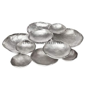 Bols de service en métal de première qualité avec une finition texturée et des courbes élégantes parfaites pour ajouter une touche de style à votre table - Product Image 1