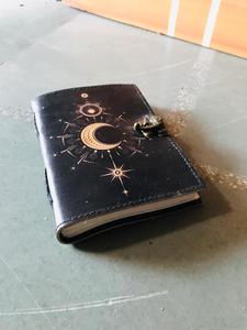 Diarios de cuero hechos a medida con diseño de pavo real en relieve y cubiertas impresas ideales para su reventa por las tiendas de artículos de revistas - Product Image 5