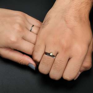 Bandas de pareja de amor celestial de oro y platino de 14K hechas a mano, plata oxidada con chapado en rodio, piedra de corte invisible - Product Image 2