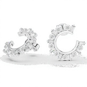 Pendientes de Aro con Moissanita de Corte Mixto Redondo y Baguette, Plata de Ley 925 - Product Image 1