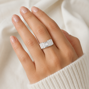 Bague pour femme en argent sterling 925 avec topaze blanche - Sertissage clos sur large bande côtelée (Tendance) - Product Image 5