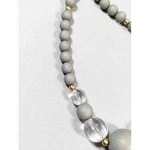Collar largo de acrílico transparente con cuentas de madera redondas en tono dorado y gris de calidad AAA+, 26 pulgadas Cus-Jew115 - Product Image 2