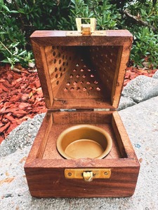 Quemador Bakhoor de madera de fabricación india para uso en el hogar o la oficina y prácticas espirituales disponibles a un precio asequible - Product Image 5