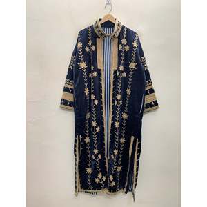 Kimono Reversible de Terciopelo Bordado a Mano con Diseño Suzani en Azul Marino y Dorado Antiguo, Relleno de Algodón - Product Image 1