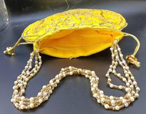 Sacs Potli, pochettes et bracelets de créateur de bijoux artisanaux, style Rajasthani Batwa, ajustables et flexibles, pour mariages, fêtes et cadeaux - Product Image 2