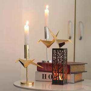 Support de bougie en métal doré unique et luxueux pour la décoration de fête, centre de table, décoration de la maison et éclairage de fête provenant d'Inde - Product Image 3