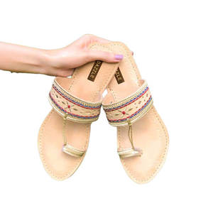 Calzado de Cuero Estampado de Moda Ligero de Primera Calidad Kolhapuri para Mujer, Nuevo a Precio Económico - Product Image 1