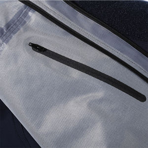 Chaqueta de seguridad de alta visibilidad negra con rayas reflectantes y detalles en amarillo neón ropa de trabajo impermeable con capucha para exteriores - Product Image 3