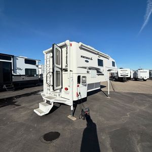 Caravana de Viaje Clean Northern Sky para 6 Personas, Blanca, de Aluminio, Estilo Moderno con Cocina Deslizable y Piso de Plástico Tipo Panal - Product Image 2