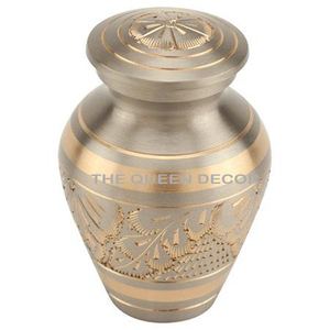 Urnes funéraires décoratives en laiton de qualité supérieure conçues avec des motifs détaillés pour un souvenir sophistiqué et honourable - Product Image 1