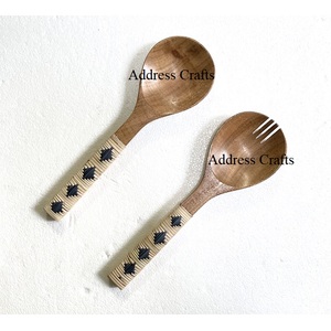 Juego de Cucharas para Servir de Diseño Único y Versátil con Mango de Ratán Tejido, Agarre Cómodo, Pinzas de Madera para Servir Ensaladas - Product Image 1