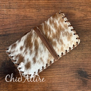 Produits les plus vendus Pochette à tabac en cuir de vachette roulant 100% Étui à cigarettes en cuir véritable fabriqué à la main Hair On Hide Tobacco Wallet - Product Image 1
