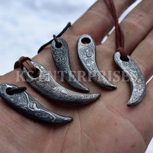 Viking âge style damas acier ours dent de loup pendentif porte-clés forgé à la main Viking bijoux médiévaux - Product Image 3