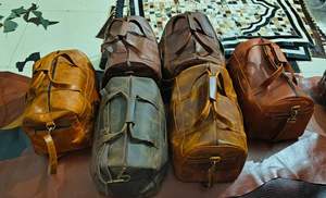 Sac de sport en cuir artisanal le plus vendu, élégant et spacieux pour tous vos essentiels avec emballage personnalisé - Product Image 2