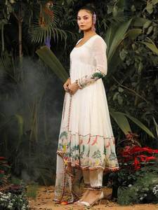 ชุดเดรส Anarkali ผ้าวิสโคสจอร์เจตต์พิมพ์ลายดอกไม้ดิจิทัลหลากสีสัน แต่งงานปักลายดิ้นทองและเลื่อม สำหรับผู้หญิง - Product Image 5