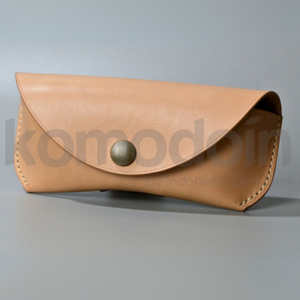 กระเป๋าใส่แว่นตาหนังกึ่งแข็งลายซาลูร์สุดพิเศษ ดีไซน์พื้นผิวโดดเด่น ผลิตโดย Komodoin โดยอินโดนีเซียเอ็กซ์อิมแบงค์ - Product Image 1