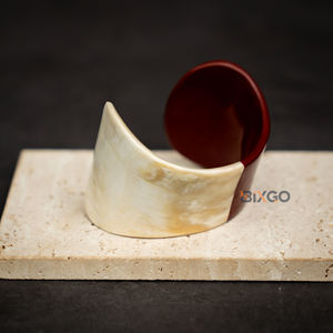 Brazaletes Artesanales Personalizados de Cuerno de Búfalo Natural, Brazalete en Forma de C, Semi-Pintado en Rojo - Product Image 2