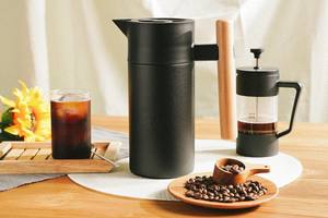 Jarra de acero inoxidable de diseño moderno de calidad superior con tapa a prueba de fugas Jarra con mango de madera para uso diario y Bebidas frías - Product Image 4