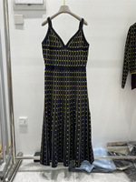 Ensemble deux pièces tendance 2026 pour femme : cardigan en maille fil doré et robe longue camisole avec boutons dorés