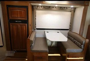 Camping-car d'occasion en excellent état J-A-Y-C-O G-R-E-Y RV 31DS modèle 2017 haute performance, 36 pieds de long, charge utile de 2000 kg, couleur foncée, à vendre - Product Image 4