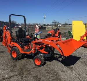 Para tractor diésel Kubota BX23S 4WD con minicargadora retroexcavadora a buen precio, tractor estándar Garton con componente central de bomba - Product Image 1