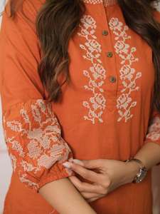 Ensemble kurta en coton tendance pour femmes de bureau, dans une belle couleur orange ou jaunâtre, avec broderie sur le devant ou les manches. - Product Image 4
