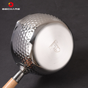 Una persona che mangia una pentola piccola, pentola piatta da neve in acciaio inossidabile, pentola per noodle per uso domestico, pentola antiaderente al latte caldo, pentola per alimenti complementari - Product Image 4