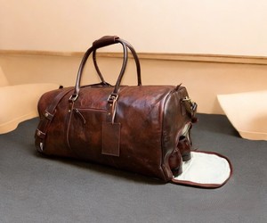 Bolsa de lona de cuero clásica con interior espacioso y cierres de hebilla fuertes - Product Image 4