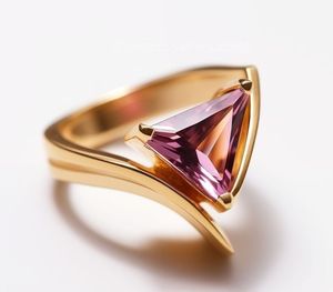 แหวนทรงสามเหลี่ยมสีชมพู 3 กะรัต เพชรเลี้ยงในห้องปฏิบัติการ ชุบทอง 18K รับรองโดย IGI เครื่องประดับวินเทจทันสมัย ประดับด้วยเพชรแบบอเมริกัน - Product Image 1