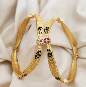 กำไลทองเหลืองที่ออกแบบอย่างหรูหราพร้อมด้วยลวดลายดอกไม้สีดำและกระจุกหินสีขาวและสีแดงขนาดเล็กในราคาขายส่ง - Product Image 1