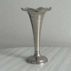 Florero de aluminio más vendido con textura lisa y tono plateado rico diseñado para espacios de vida u oficina de lujo - Product Image 1