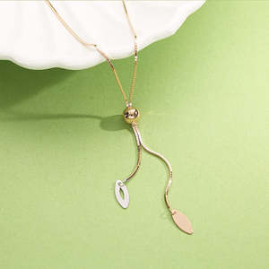 Collier moderne en or avec pendentif en forme de feuille - Product Image 1