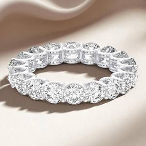 Anillo de Bodas de 3,70 quilates de moissanita de corte redondo de diamante de corte redondo de eternidad completo hecho en plata Starling para mujer - Product Image 6