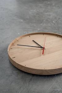 Horloge murale en bois personnalisée pour une décoration intérieure élégante, design moderne avec finition en bois de rose naturel, occasions de retraite et de mariage - Product Image 5