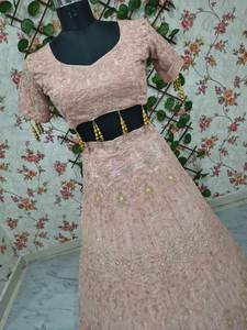 Lehenga Choli de qualité supérieure pour les événements de haute couture, les soirées gala et les festivités culturelles, disponible à la vente - Product Image 2