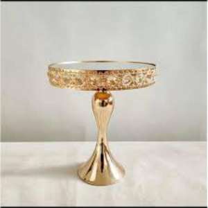 Beau support à gâteau doré avec des gravures sur métal sophistiquées et une forte durabilité pour des présentations de desserts haut de gamme - Product Image 2