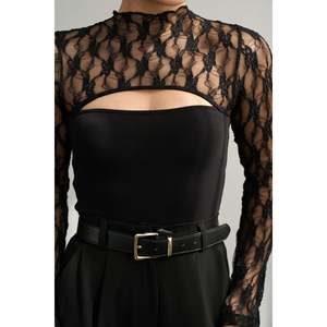 Blusa Negra con Recortes de Encaje - Product Image 1