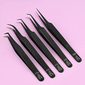 Pinzas para Extensión de Pestañas con Punta de Fibra Negra, Logotipo Impreso, Agarre de Diamante, Herramienta de Aislamiento con Punta Nano de 45 y 90 Grados - Product Image 1