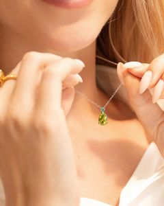 Collier Pendentif Minimaliste en Argent Sterling 925 avec Émeraude Naturelle et Péridot Vert Taillés en Poire, Pierre de Naissance de Mai et d'Août, Flourish - Product Image 2