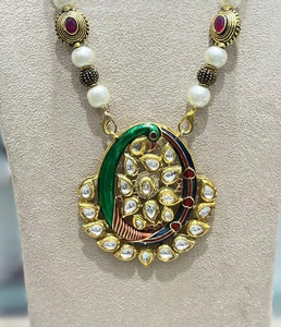Élégant ensemble de bijoux de mariage en laiton classique perle détaillant avec motif de fleurs Kundan pour collier boucles d'oreilles à la mode élégant - Product Image 3