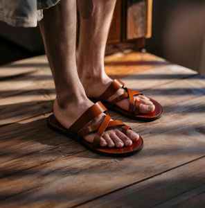 Chanclas de cuero genuino hechas a mano en negro y marrón para mujer, diseño plano moderno de MS Handicraft - Product Image 3