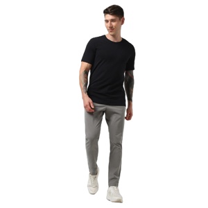 T-shirt élégant à ourlet incurvé pour hommes, coupe ajustée, pièce de superposition à la mode pour la mode urbaine, disponible dans des tons de terre - Product Image 1