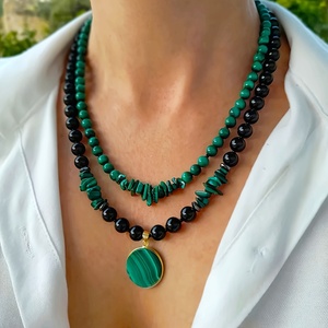 Pendentif artisanal en pierres précieuses naturelles de grande taille - Ensemble de 2 colliers à <span class=keywords><strong>double</strong></span> rangée en malachite et agate noire, multi-brins perlés - Product Image 2