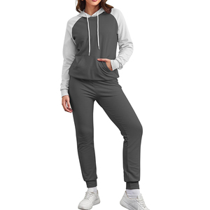 Vêtements de sport à capuche de couleur personnalisée pour femmes Survêtements d'entraînement de sports d'hiver imprimés et stylés Vêtements durables adaptés au fitness - Product Image 1