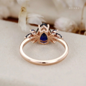 Anillo de racimo de zafiro azul de estilo Art Deco de oro rosa sólido de 14 quilates hecho a mano con zafiro azul cultivado en laboratorio en forma de pera central - Product Image 5