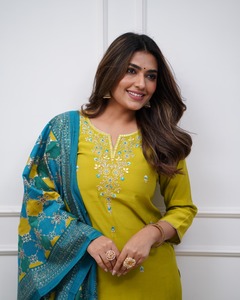 Meilleure vente Ensemble Kurti en coton Chanderi brodé moderne pour femmes Dupatta festif inclus Collection de vêtements indiens en dentelle solide - Product Image 3